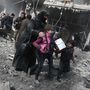 Egy szíriai család a romok között a bombázás után. A blokád miatt súlyos az élelmiszerhiány, és hiányos az orvosi ellátás is. A tűzszünet életbe léptetésére tett kísérletek eddig mind kudarcot vallottak.