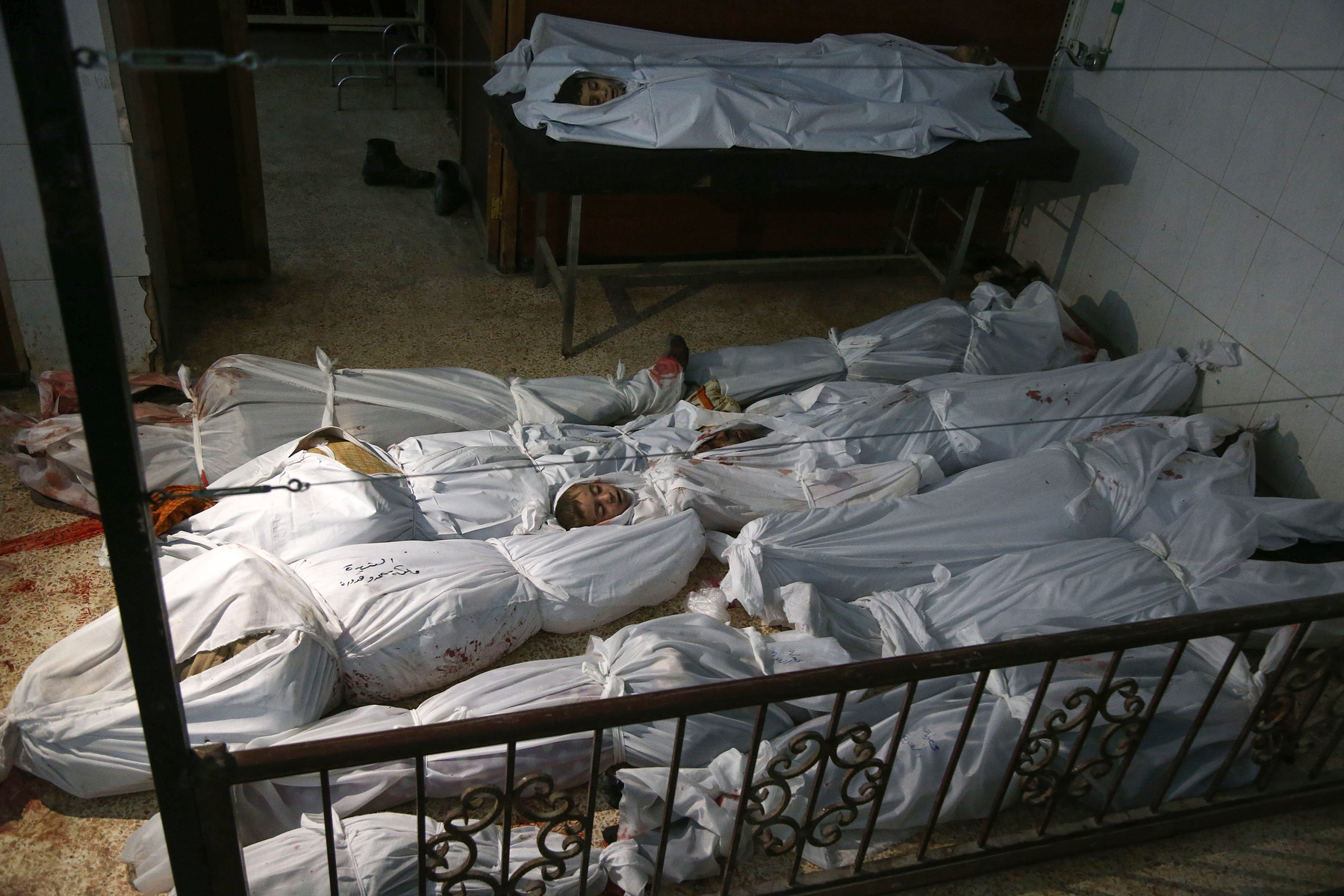 A február 20-i légitámadás halálos áldozatai egy hamúriai gyűjtőhelyen. A brit Guardian szerint az 1990-es srebrenicaihoz hasonló méreteket ölt a mészárlás a térségben, amit a világ tehetetlenül figyel. 
