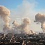 Bombázás nyomai Mesraba utcáin, február 19-én. Az Emberi Jogok Szíriai Megfigyelőközpontja (OSDH) szerint a Bassár el-Aszadhoz hű erők és szövetségeseik szárazföldi offenzívát készítenek elő a térségben.
