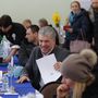 Pavel Grugyinyin az Oroszországi Föderáció Kommunista Pártjának államfõjelöltje (k) átveszi a szavazólapját 