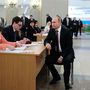 Az orosz elnökválasztáson független jelöltként induló Vlagyimir Putyin hivatalban levõ államfõ a szavazólapjára vár 