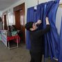 Szavazóhelyiséget készítenek elő a helyi választási bizottság munkatársai 