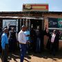 A Gabon egyház hívõi gyülekeznek a Johannesburgtól délre fekvõ Orange Farm egyik kocsmájában tartott mise elõtt 