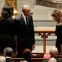 Michelle és Barack Obama pedig Melania Trump mellett foglalt helyet
