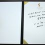 A csúcstalálkozónak helyet adó Béke Házában Kim Dzsongun saját magával hozott tollal aláírta a vendégkönyvet, majd pedig zárt ajtók mögött folytatódott a találkozó. A CNN szerint Kim többek között azt írta a vendégkönyvbe, hogy 