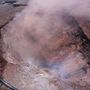 A földmozgás nyomán részlegesen beomlott a kürtő és új repedések keletkeztek a vulkán oldalában, amelyekből forró pára és láva került a felszínre.