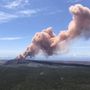 Füst és hamu száll fel a Kilauea tűzhányó kráteréből Hawaii szigetén, Pahoa város közelében 2018. május 2-án, miután 5-ös erősségű földrengés rázta meg a csendes-óceáni szigetet.