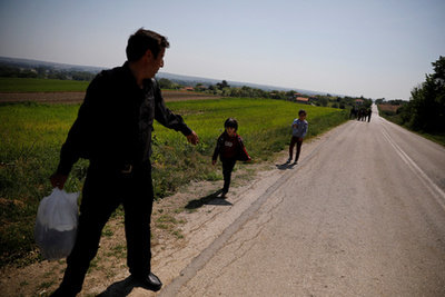 Egy csapat menekült halad az ártérben a határ mentén.
