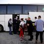 Thesszalonikibe tartó buszra szállnak a regisztráción átesett menekültek Filakióban.