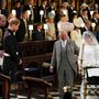 Végül Károly herceg vezette az oltárhoz a menyasszonyt Meghan Markle apja helyett, aki szívinfarktusa miatt nem tudott részt venni a szertartáson, de az Egyesült Államokból gratulált.