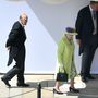 Lehetett fogadást kötni, hogy II. Erzsébet milyen színű kalapban fog megjelenni. Amint az a fotón is látszik: a zöld lett a nyertes szín.