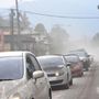Hamuval borított autókkal menekültek a helyiek a vulkán környékéről.