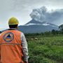 A füstölgő vulkán június 3-án. Guatemala 32 vulkánja közül a Fuego a legaktívabb. Hatókörében a 21. század elején mintegy 100 000 ember él, rájuk folyamatos veszélyt jelent. 