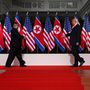 Trump egy pillanattal hamarabb nyújtotta a kezét, de Kim Dzsongun gyorsan lereagálta.