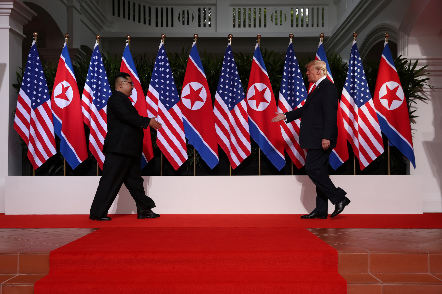 Ahogy azt várni lehetett, Donald Trump és Kim Dzsongun szingapúri találkozója tapogatózó jellegű volt, és ennek megfelelően a két vezető által aláírt dokumentum is inkább csak irányelveket tartalmaz – de a pár hónappal ezelőtti háborús retorikához képest előremutatónak tűnő irányelveket.