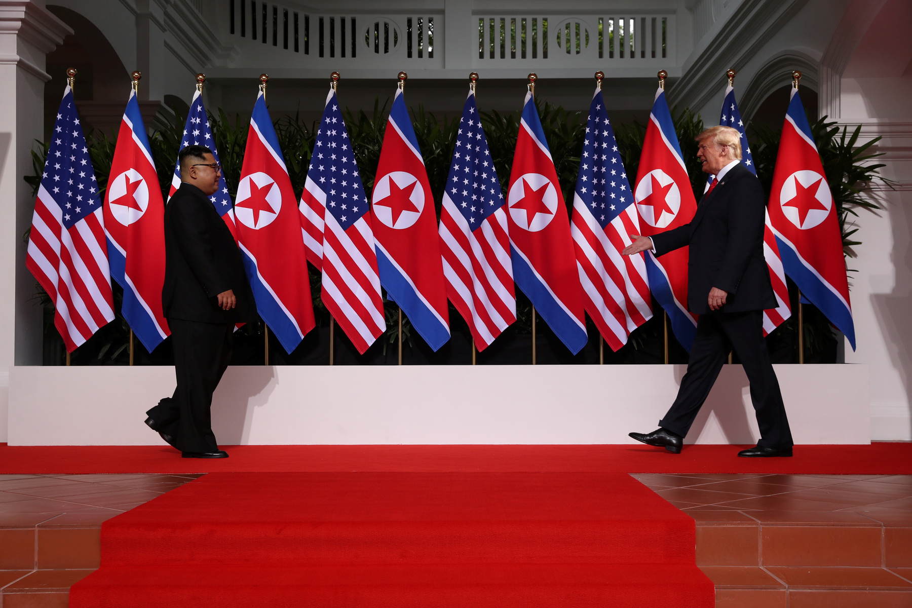 Ahogy azt várni lehetett, Donald Trump és Kim Dzsongun szingapúri találkozója tapogatózó jellegű volt, és ennek megfelelően a két vezető által aláírt dokumentum is inkább csak irányelveket tartalmaz – de a pár hónappal ezelőtti háborús retorikához képest előremutatónak tűnő irányelveket.