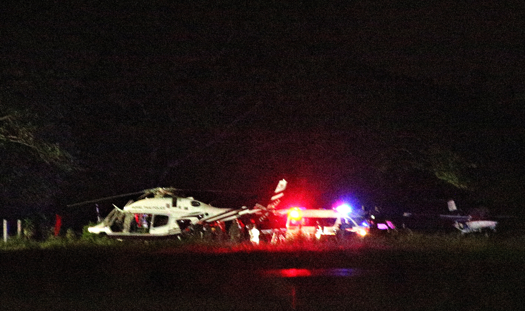 Magyar idő szerint délután 4-ig négy gyereket sikerült kihozni a barlangból, az őket szállító helikopter látható ezen a fotón, a közeli katonai repülőtér leszállóhelyén. 