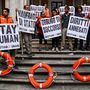 A hajó kikötéséért tüntettek emberi jogi aktivisták a közlekedési minisztérium lépcsőin június 11-én.