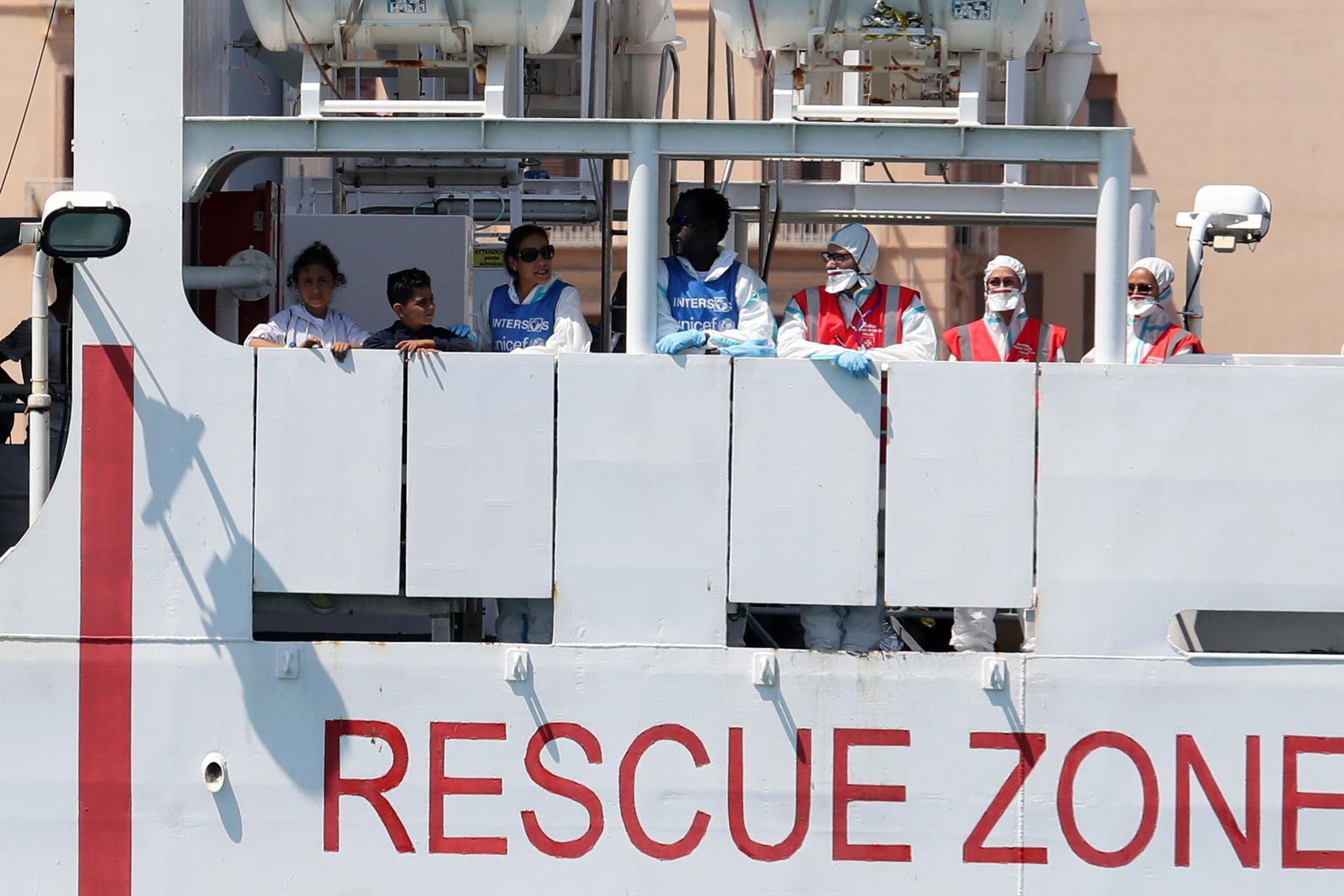 Egy líbiai menekültet őrizetbe vettek, miután partra szállt a hajóról.