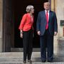 Kínos találkozás: Trump és Theresa May a brit kormányfő vidéki rezidenciája, a Chequers-ház ajtajában.