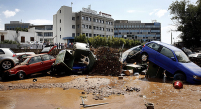 Vízben elmerült autók egy hordalékkal elárasztott utcán