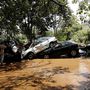 Megrongálódott autók roncsai egy hordalékkal elárasztott utcán Athén északi részén 