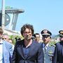 Luigi Di Maio olasz miniszterelnök-helyettes (j) és Danilo Toninelli közlekedési miniszter (k) látogatást tesz az A10-es autópálya leszakadt hídjánál Genova közelében 2018. augusztus 15-én. 