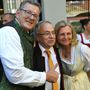 Karin Kneissl osztrák külügyminiszter (jobbra), férje Wolfgang Meilinger osztrák üzletember (balra), Peter Fichtenbauernek az Osztrák Szabadságpárt (FPÖ) egyik tagjának társaságában házasságkötésük után.