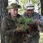 A szemfüles fotós pont elkapta, amikor Vlagyimir Putyin és Szergej Sojgu orosz védelmi miniszter egy tűlevelű facsemetét készül elültetni. 
