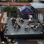 Pankrátorok edzenek a Fülöp-szigeteki főváros, Manila Quezon nevű keleti elővárosában