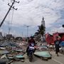 A legfrissebb összesítések szerint 384 halottja és több száz sérültje van az indonéziai Celebeszt megrázó földrengésnek és az azt követő szökőárnak.