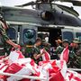 Segélyszállítmányt rakodnak katonák a földrengés sújtotta indonéziai Celebeszen (Sulawesi) fekvõ Palu repülõterén