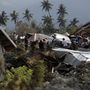 Túlélõk és áldozatok után kutatnak a romok közt a földrengés sújtotta indonéziai Celebeszen (Sulawesi) fekvõ Petobóban 