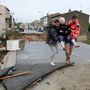 Legalább hatan életüket vesztették a Franciaország déli részét sújtó áradásokban, miután az éjszaka folyamán néhány óra leforgása alatt több havi csapadékmennyiség zúdult a térségre.