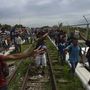 Az Egyesült Államokba igyekvő hondurasi menekültek a mexikói határhoz érkeznek