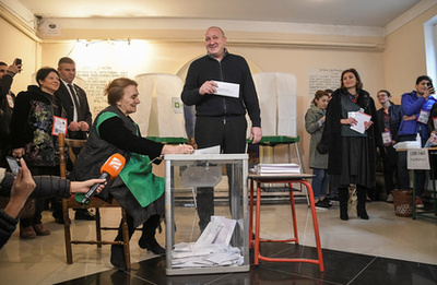 Georgy Margvelashvili jelenlegi elnök szavaz