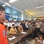 A tartományi kormányzó a Pangkal Pinang repülőtéren tartott sajtótájékoztatón mondta el, amit tudni lehet az eltűnt repülőgépről. A felszállást után nem sokkal a pilóta engedélyt kért, hogy visszatérhessen a repülőtérre, az engedély megkapta, de ezután - mindössze 13 perccel a felszállás után - megszakadt a kapcsolat a légi irányítás és a Boeing 737 MAX 8 típusú gép között.