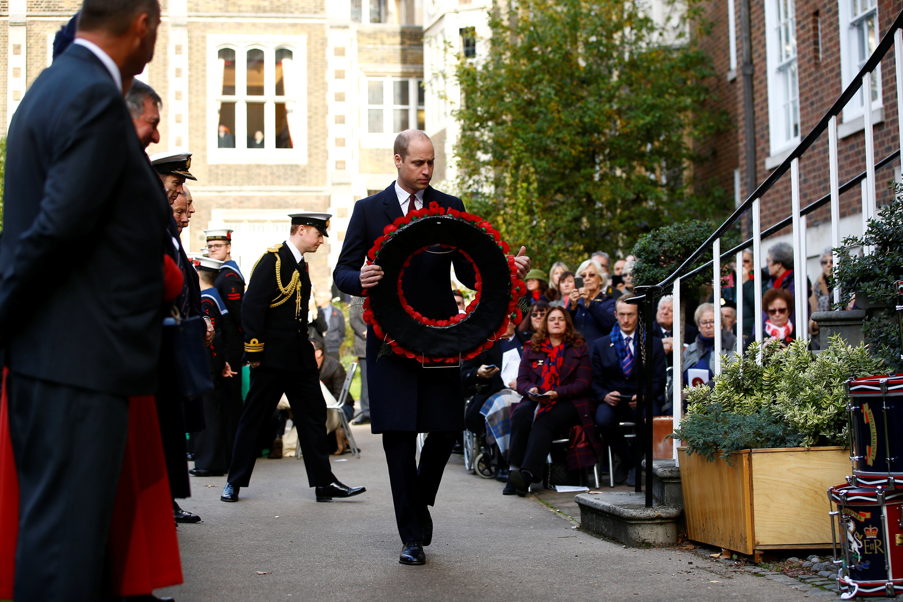 Vilmos herceg koszorút visz Londonban a tengerészek emlékére