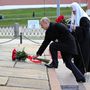 Putyin, Oroszország elnöke és Kirill pátriárka virágokat helyeznek el a Minin és Pozharsky emlékműre