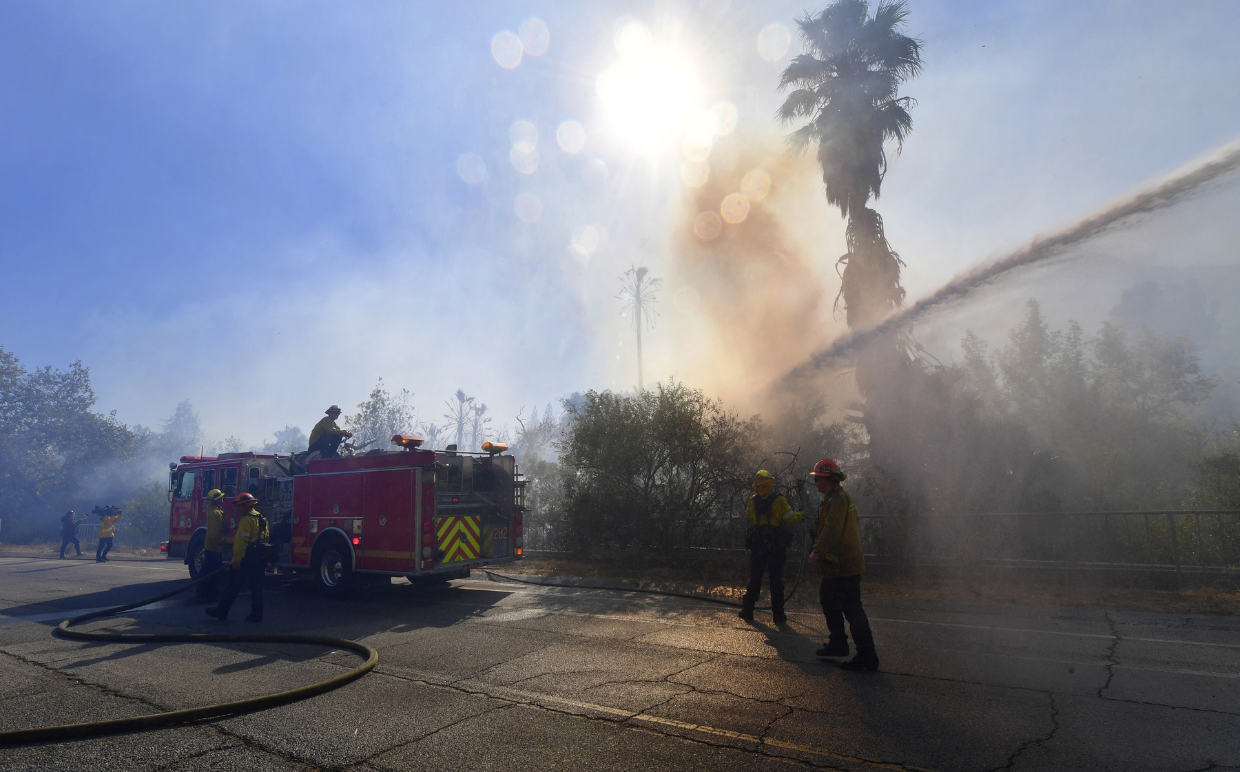 A Kaliforniában pusztító erdőtűz miatt evakuált lakosok egy átmeneti szállásként használt tornateremben, Los Angelesben
