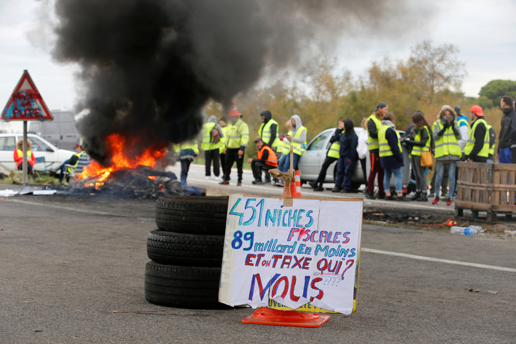 Fos-sur-Mer-ben lévő blokádnál tüntetnek a sárga-mellényesek 2018. november 19-én