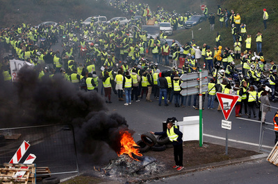 Fos-sur-Mer-ben lévő blokádnál tüntetnek a sárga-mellényesek 2018. november 19-én