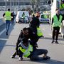 Sárga mellényes tüntetők blokkolják az utat Antibes-ben, Franciaországban 2018. november 17-én