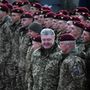 Petro Poroshenko, ukrán elnöke a gyakorlat után beszél a katonákhoz