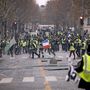 A dráguló üzemanyagárak ellen tiltakozó sárga láthatósági mellényt viselő tüntetők úttorlaszokat építenek a rendőrökkel vívott összecsapás közben a párizsi Champs-Elysées sugárút közelében 2018. december 1-jén.