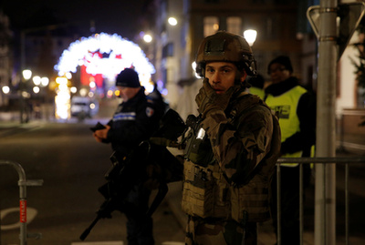A francia csendőr állomásozik a Strasbourg-i katedrális előtt 2018. december 12-én