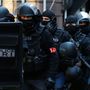 A francia rendőrségi különleges erők egy nappal a lövöldözés után bevetés közben 