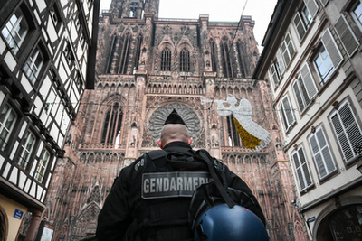A francia csendőr állomásozik a Strasbourg-i katedrális előtt 2018. december 12-én