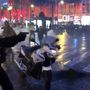 Motoros rendőr fegyvert fog a tüntetőkre Párizsban 2018. december 22-én