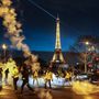 A francia sárga mellényes tüntetők könnygáz-tartályokat dobnak vissza a rendőrségnek Párizs központjában, 2018. december 22-én